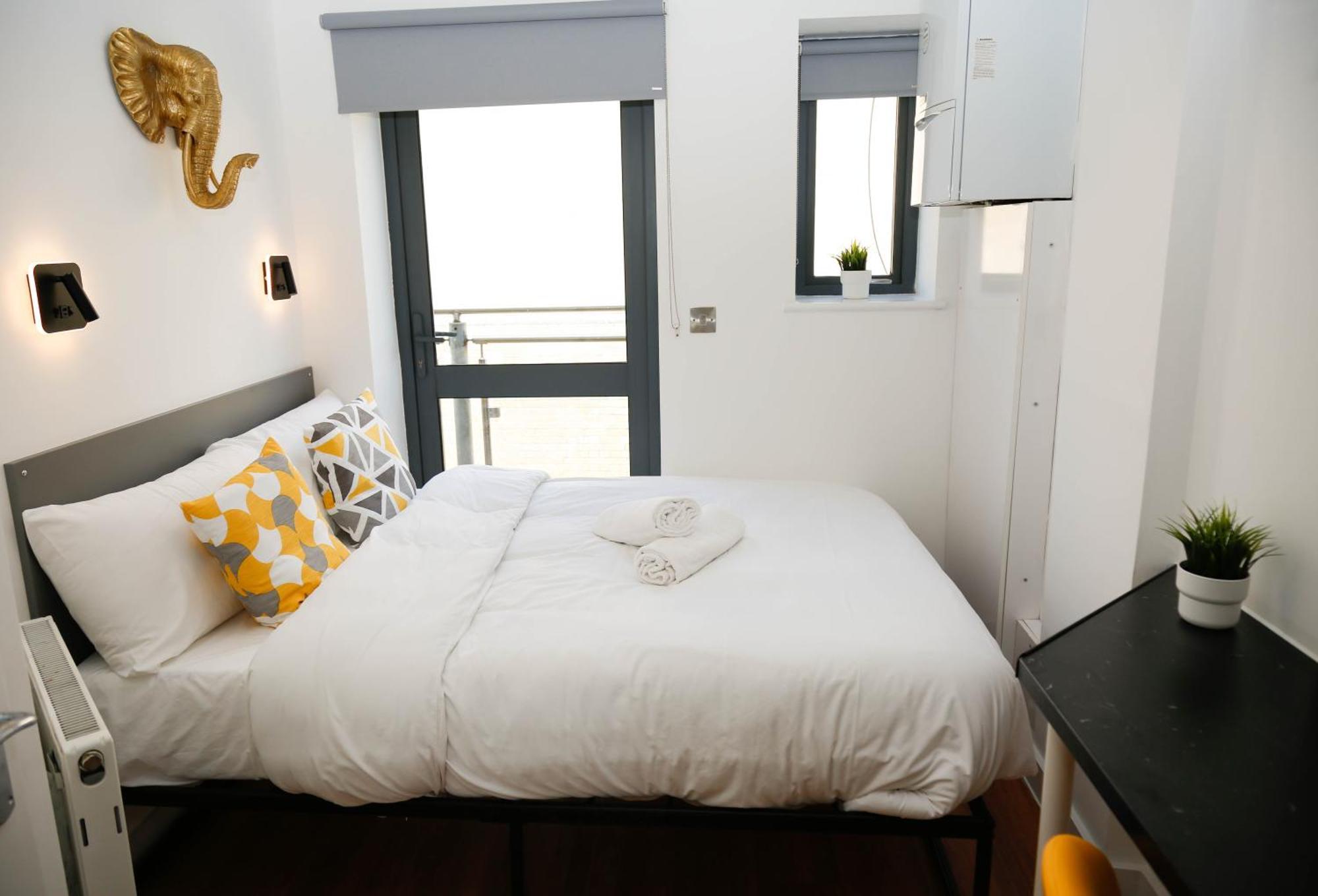New Luxury In Location Next To Shops, Cafes, Bars & Metro Londra