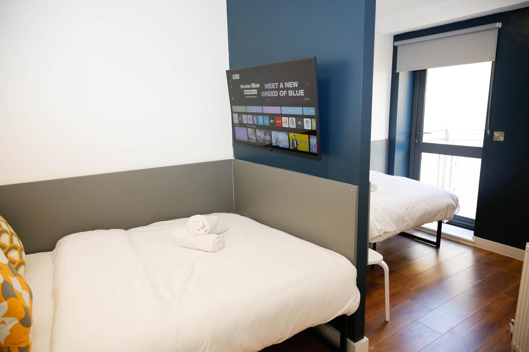 New Luxury In Location Next To Shops, Cafes, Bars & Metro Apartament *